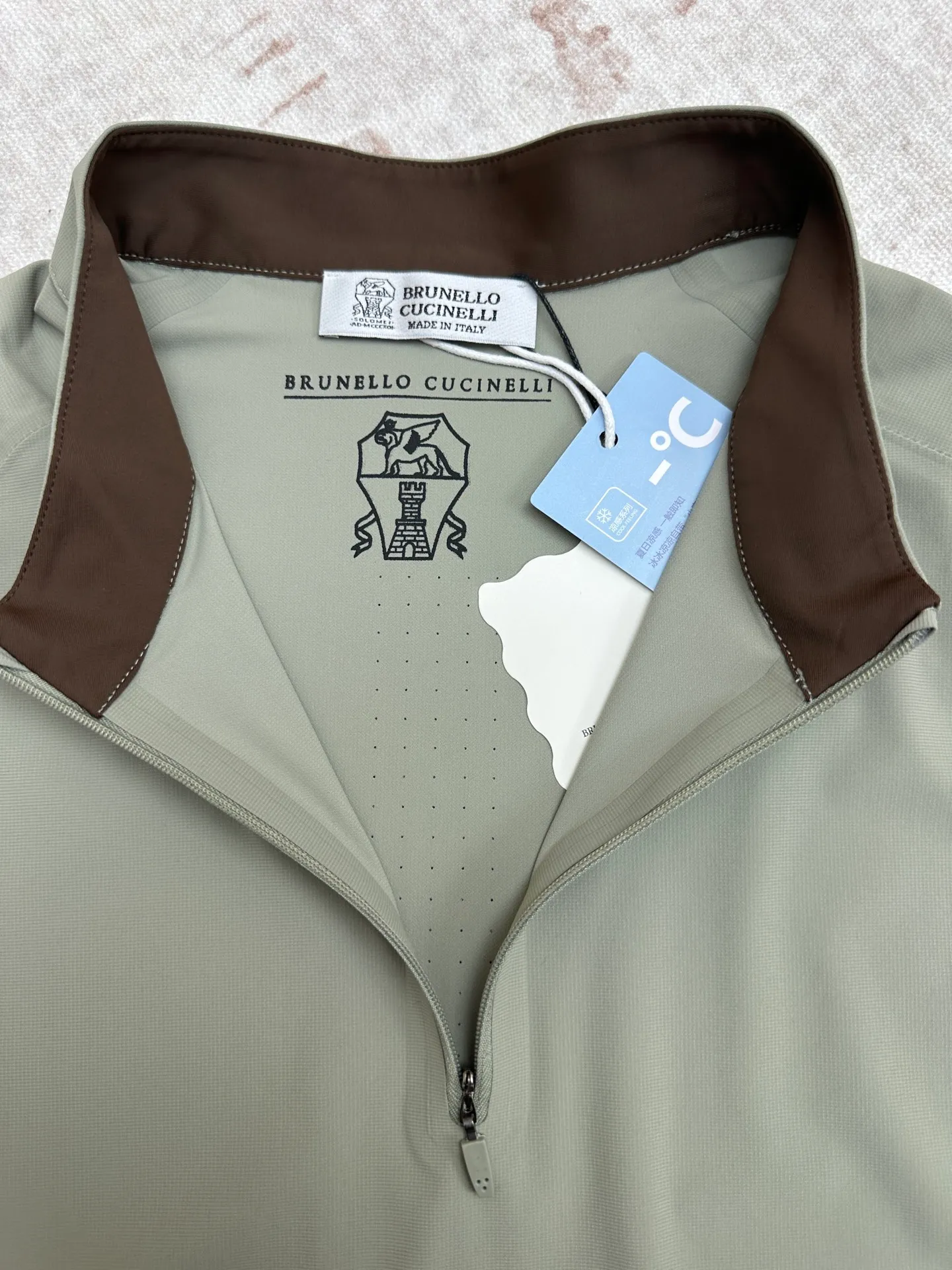 BC 26 New Arrival men's half-zip stand-up quick-drying T-shirt is a fusion of Premium outdoor leisure and light luxury texture. As for the brand, Brunello Cucinelli, as Italy's top luxury brand, is known for its concept of "low-key luxury". This T-shirt continues the brand's ultimate pursuit of craftsmanship and texture. The style adopts a simple and neat half-zip stand-up collar design, which combines casual and capable temperament. The neat tailoring modifies the figure and is not flattering. It is available in three colors: Light Green, pure white, and Black, suitable for a variety of wearing scenarios. The fabric is made of high-count, quick-drying technical fabric, which feels cool and silky to the touch. It has excellent moisture-absorbing and sweat-wicking properties and does not stick to the body when you sweat. It also has UPF sun protection effect, which is both breathable and sun-proof. The fabric contains high-elastic spandex, which is full of elasticity and anti-wrinkle Wear-Resistant. It will not deform when machine washed and can be easily taken care of. The overall workmanship is exquisite, the collar and cuffs are all seamlessly hemmed, and the zipper is smooth. It combines sports practicality with high-end texture for daily wear. It is an ideal choice for summer commuting and outdoor travel. Would you like me to add some matching suggestions and care tips for you to make this T-shirt better cared for and more Versatile? Sizes: M.L.XL.2XL.3XL.4XL